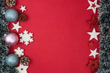Noel süsleri ve süslemelerle süslenmiş kırmızı Noel arkaplanı. Noel kompozisyonunu kopyalamak için üst görünüm.