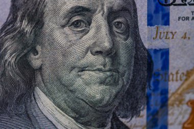 100 dolarlık banknotun detaylarına odaklan. Para banknotlarının makro detaylarını kapat, dolarları izole et. Dünya para kavramı, enflasyon ve ekonomi kavramı