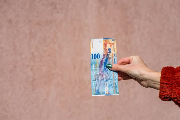 手握显示欧元货币和给予或接受像小费 工资的钱 100瑞士法郎钞票与瑞士法郎货币隔离 富商人的概念 存钱或花钱 — 图库照片