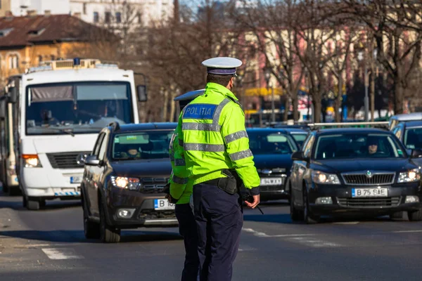 Agentes Policía Policía Tráfico Rumana Politia Rutiera Dirigiendo Tráfico Cruce —  Fotos de Stock