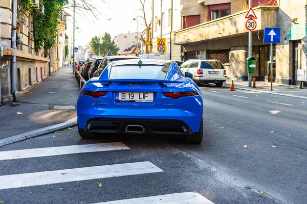 Vista Trasera Del Jaguar Azul Tipo P300 Estacionado Cerca Del — Foto de Stock