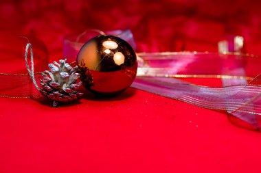 Noel süslemeleri, Noel ve yeni yıl tatilleri arka plan, Noel süsleri ve bulanık ışıklar ile kış sezonu