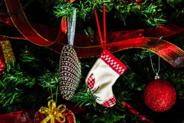 Noel süslemeleri köknar ağacında. Madalyalı Noel ağacı. Noel süslemeleri olan Firavun dalı.