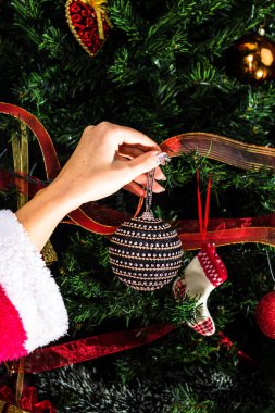 Noel ağacı süslemek, köknar dallarına Noel süslemeleri yapmak. Noel süslemeleri.