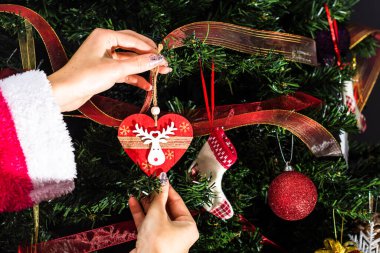 Noel ağacı süslemek, köknar dallarına Noel süslemeleri yapmak. Noel süslemeleri.