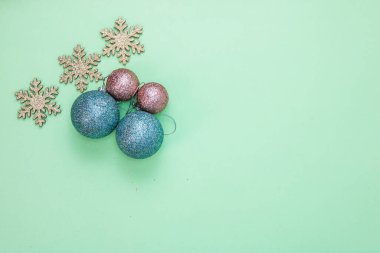 Aralık ayı kompozisyonu, yeşil arka planda fotokopi alanı olan üst görünüm. Süsler ve dekorasyonlarla Noel kompozisyonu.