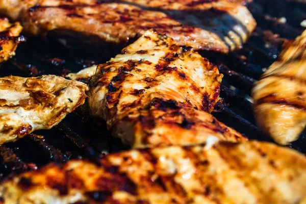 Pollo Carne Cerdo Parrilla Una Barbacoa Carbón Vista Superior Camping — Foto de Stock