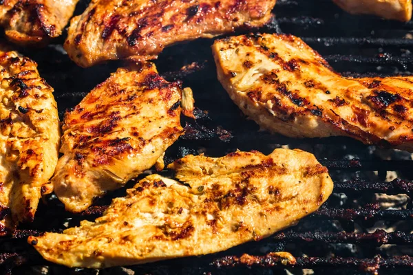 Auf Dem Holzkohlegrill Gegrilltes Hähnchen Und Schweinesteak Blick Von Oben — Stockfoto