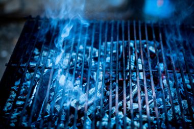 Açık ateşte yanan kömür ızgarası, seçici odaklı biftek hazırlama barbekü konseptine hazır..