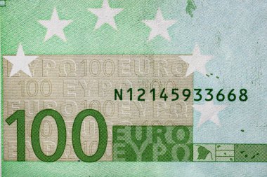 Avro banknotlarının detaylarına özen göster. Para banknotlarının makro detaylarını kapat, 100 Euro izole edilmiş. Dünya para kavramı, enflasyon ve ekonomi kavramı