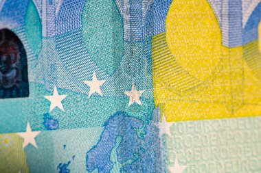 Avro banknotlarının detaylarına özen göster. Para banknotlarının makro detaylarını kapat, 20 Euro izole edilmiş. Dünya para kavramı, enflasyon ve ekonomi kavramı