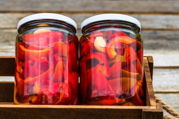 带有腌制红钟椒的玻璃瓶的木箱 保藏食品概念 罐装蔬菜 以乡村成分分离出来 — 图库照片