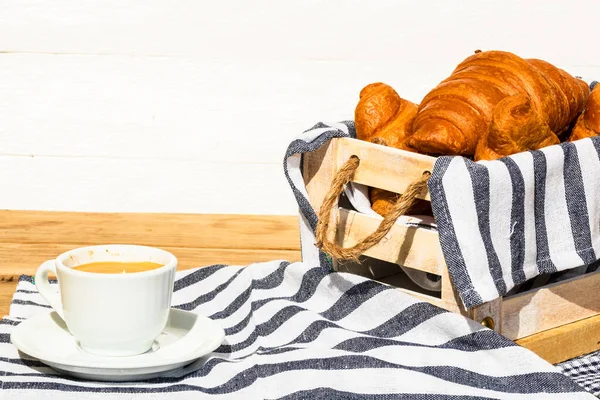 Massa Folhada Xícara Café Croissant Francês Com Manteiga Caixa Madeira — Fotografia de Stock