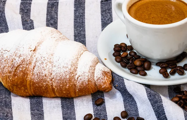 Massa Folhada Xícara Café Croissant Francês Com Manteiga Caixa Madeira — Fotografia de Stock