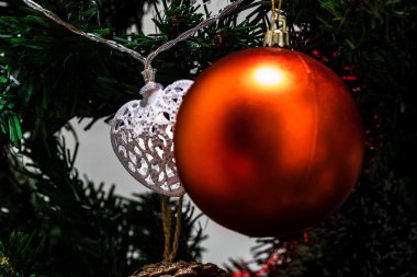 Noel süslemeleri köknar ağacında. Madalyalı Noel ağacı. Noel süslemeleri olan Firavun dalı.