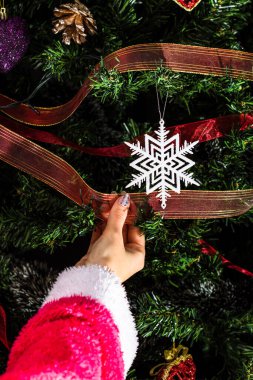 Noel ağacı süslemek, köknar dallarına Noel süslemeleri yapmak. Noel süslemeleri.