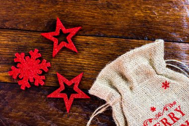 Noel ağacını renkli bir Noel kompozisyonuyla süslemek için süsler ve süsler.,