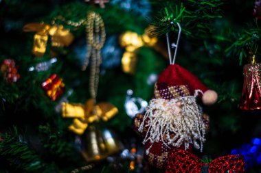 Noel süslemeleri köknar ağacında. Madalyalı Noel ağacı. Noel süslemeleri olan Firavun dalı.