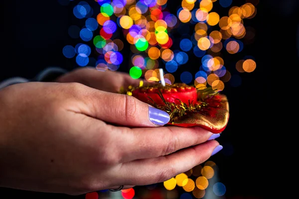 Tenendo Candela Decorata Natale Isolata Sfondo Con Luci Sfocate Dicembre — Foto Stock