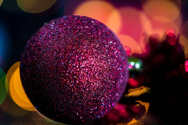 Bulanık Işıkların Arka Planında Izole Edilmiş Renkli Bir Noel Kompozisyonu — Stok fotoğraf