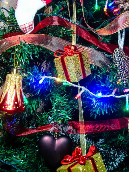 Kerstversiering Aan Dennenboom Versierde Kerstboom Fir Tak Met Kerstballen Decoraties — Stockfoto