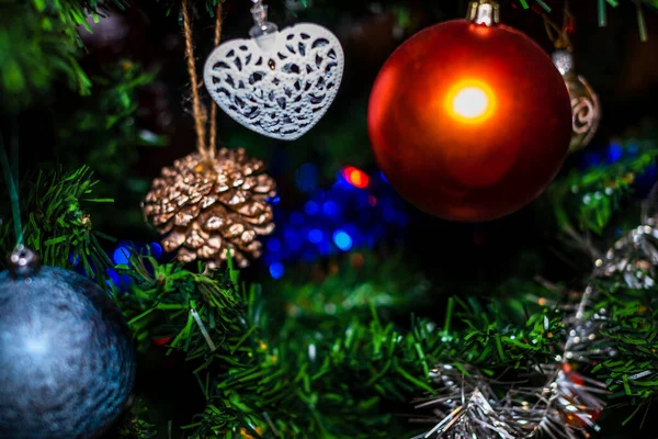 Kerstversiering Aan Dennenboom Versierde Kerstboom Fir Tak Met Kerstballen Decoraties — Stockfoto