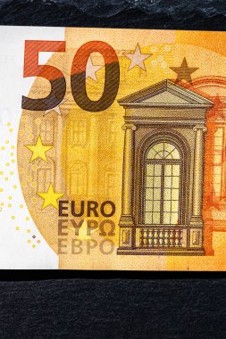 Avro banknotlarının detaylarına özen göster. Para banknotlarının makro detaylarını kapat, 50 Euro izole edilmiş. Dünya para kavramı, enflasyon ve ekonomi kavramı