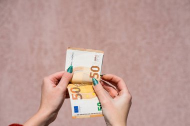 Avro parasını tutmak ve göstermek ya da para vermek. Dünya para kavramı, 50 EURO banknotları Fotokopi alanı ile izole edilmiş para birimi. Zengin iş adamları kavramı, para biriktirmek ya da harcamak.