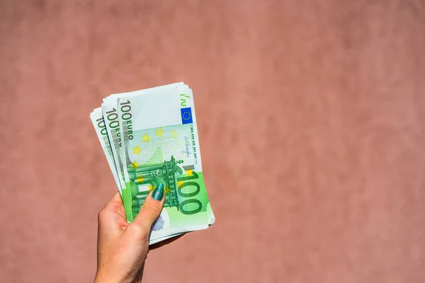 Mão Segurando Mostrando Dinheiro Euro Dando Dinheiro Conceito Moeda Mundial — Fotografia de Stock