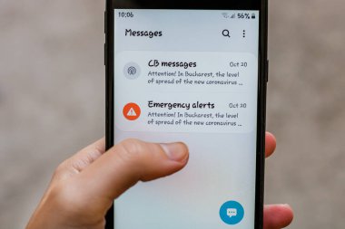 Akıllı telefondan acil durum uyarısı, yetkililer Bükreş, Romanya, 2020 'de tedbirler ve yönetmeliklerle alarm durumu ilan ettiler.