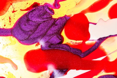 Su yüzeyinde yağ damlaları ve dalgaları olan soyut renkli arkaplan. Soyut arkaplan kavramı