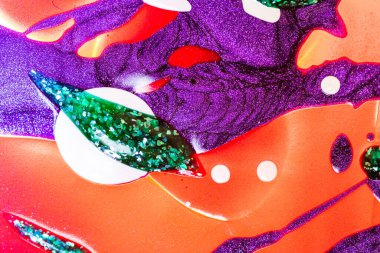 Su yüzeyinde yağ damlaları ve dalgaları olan soyut renkli arkaplan. Soyut arkaplan kavramı