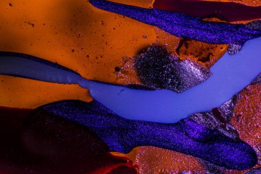 Su yüzeyinde yağ damlaları ve dalgaları olan soyut renkli arkaplan. Soyut arkaplan kavramı