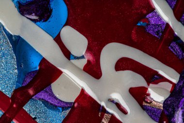 Su yüzeyinde yağ damlaları ve dalgaları olan soyut renkli arkaplan. Soyut arkaplan kavramı