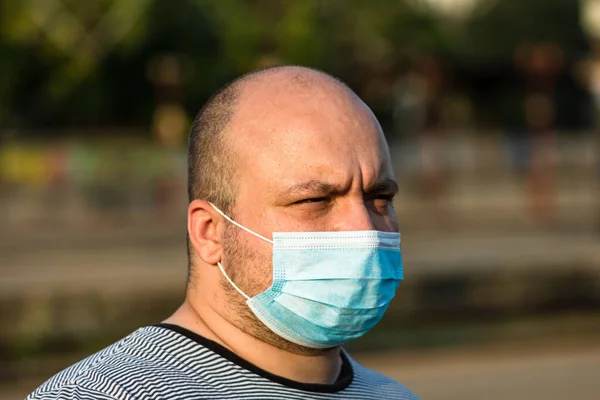 Jeune Homme Avec Masque Protecteur Médical Illustre Maladie Coronavirus Pandémique — Photo