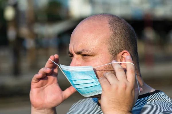 Jeune Homme Avec Masque Protecteur Médical Illustre Maladie Coronavirus Pandémique — Photo