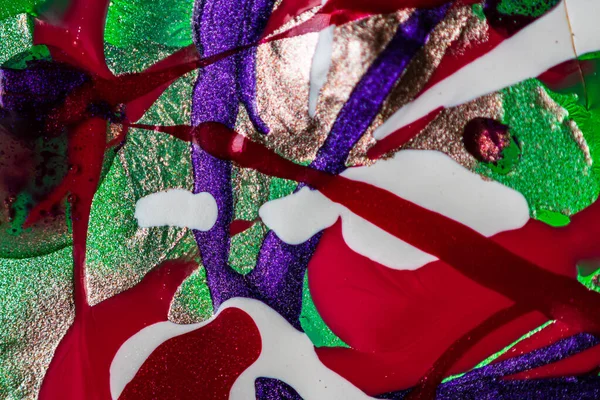 Su yüzeyinde yağ damlaları ve dalgaları olan soyut renkli arkaplan. Soyut arkaplan kavramı