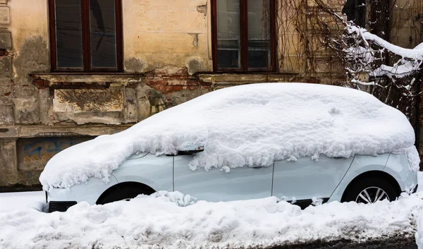 Snöig Bil Täckt Med Snö Parkeringsplats Bukarest Rumänien 2020 — Stockfoto