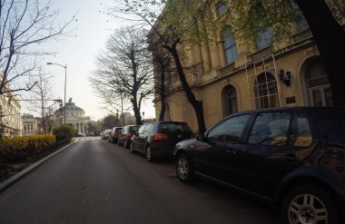 Coronavirüs salgınının yol açtığı değişimler ve komplikasyonlar kalabalığın olmadığı bir dünya, virüs sokakları boşaltıyor. Bükreş, Romanya, 2020 'de trafik sıkışıklığı, kirlilik yok, sokaklar bomboş.