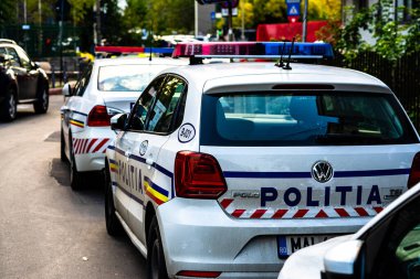 Romanya polisi (Politia Rutiera), Romanya 'nın Bükreş kentinde cadde boyunca park etmiş durumda.