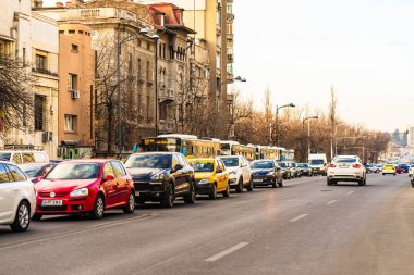 Şehrin şehir merkezinde trafik sıkışıklığında araba trafiği. Romanya 'nın başkenti Bükreş' te sabah ve akşam araba kirliliği, trafik sıkışıklığı