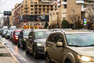 Şehrin şehir merkezinde trafik sıkışıklığında araba trafiği. Romanya 'nın başkenti Bükreş' te sabah ve akşam araba kirliliği, trafik sıkışıklığı