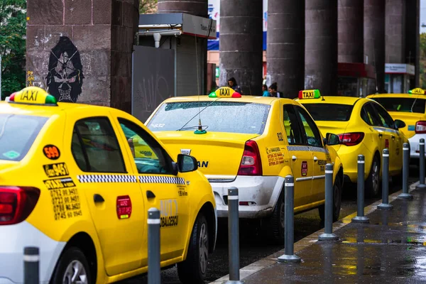 Αυτοκίνητο Στην Κίνηση Σύγχρονη Πόλη Υπηρεσία Ταξί Αυτοκίνητα Ταξί Σταθμευμένα — Φωτογραφία Αρχείου