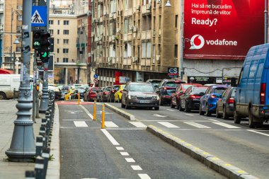 Şehrin şehir merkezinde trafik sıkışıklığında araba trafiği. Romanya 'nın başkenti Bükreş' te sabah ve akşam araba kirliliği, trafik sıkışıklığı