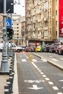 Şehrin şehir merkezinde trafik sıkışıklığında araba trafiği. Romanya 'nın başkenti Bükreş' te sabah ve akşam araba kirliliği, trafik sıkışıklığı