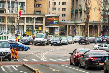 Şehrin şehir merkezinde trafik sıkışıklığında araba trafiği. Romanya 'nın başkenti Bükreş' te sabah ve akşam araba kirliliği, trafik sıkışıklığı
