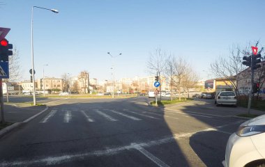 Coronavirüs salgınının yol açtığı değişimler ve komplikasyonlar kalabalığın olmadığı bir dünya, virüs sokakları boşaltıyor. Bükreş, Romanya, 2020 'de trafik sıkışıklığı, kirlilik yok, sokaklar bomboş.