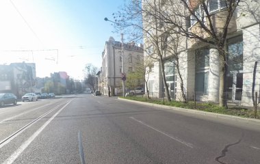 Coronavirüs salgınının yol açtığı değişimler ve komplikasyonlar kalabalığın olmadığı bir dünya, virüs sokakları boşaltıyor. Bükreş, Romanya, 2020 'de trafik sıkışıklığı, kirlilik yok, sokaklar bomboş.