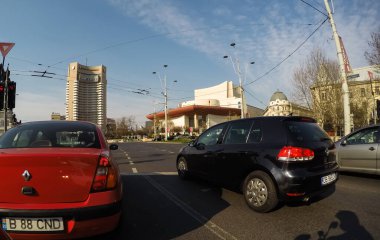 Coronavirüs salgınının yol açtığı değişimler ve komplikasyonlar kalabalığın olmadığı bir dünya, virüs sokakları boşaltıyor. Bükreş, Romanya, 2020 'de trafik sıkışıklığı, kirlilik yok, sokaklar bomboş.