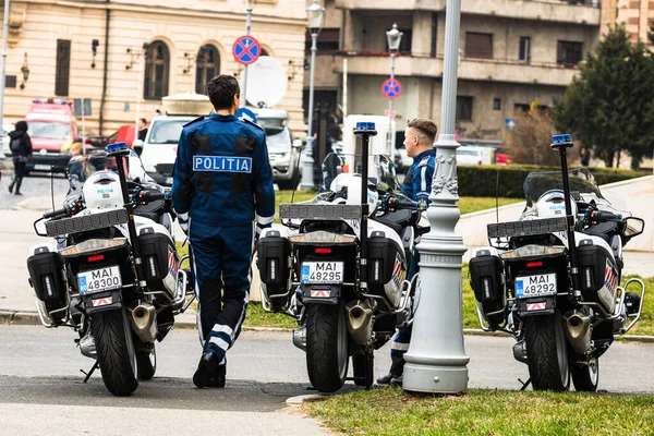 オートバイの警察官 ルーマニア警察 Politia Rutiera 車のパトロール通りは ルーマニアのブカレスト 2020のダウンタウンでCovid 19の広がりの中で門限違反を避けるために — ストック写真